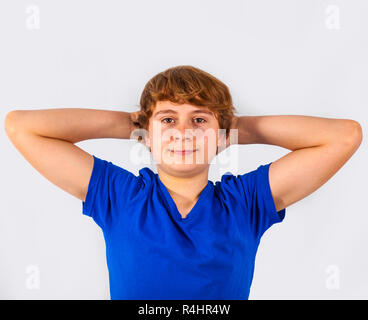 Cool boy mantiene le sue braccia dietro la testa Foto Stock