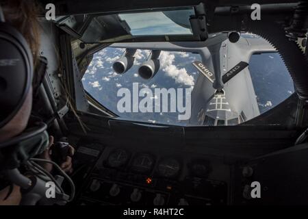 Stati Uniti Air Force Reserve Senior Airman Krista Guillotte, un braccio operatore con la 336a Air Refuelling Squadron a marzo Campo, California, aziona il braccio di un KC-135 Stratotanker con la 121 Air Refuelling Wing in Rickenbacker Air National Guard Base, Ohio nel cielo sopra il sud-est degli Stati Uniti il 3 ottobre 2018. Il Stratotanker riforniti un C-5 Galaxy con il 436th Airlift Wing alla Dover Air Force Base, Delaware. Foto Stock