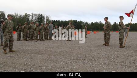 Stati Uniti Esercito Lt. Col. Ted Arlauskas risolve il 224th supporto brigata, California Army National Guard, durante la formazione del mattino presso il Camp Atterbury, Indiana, Sett. 26, 2018. Il 224th SB ha utilizzato il suo primo giorno sulla terra per completare il processo di check-in e occupano le workstation prima di iniziare Warfighter 19-1 operations ha iniziato a. Foto Stock