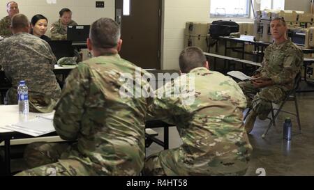 Stati Uniti Esercito Lt. Col. Ted Arlauskas, assegnato alla 224th supporto brigata, California Army National Guard, conduce una riunione con i dirigenti e funzionari noncommissioned nel bianco area di cella a Camp Atterbury, Indiana, Sett. 27, 2018. Arlauskas è il supporto operations officer in carica e svolgerà un ruolo di vitale importanza nel corso Warfighter 19-1. Foto Stock