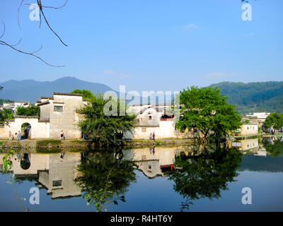 Unesco di cui Hongcun vecchio villaggio con la tradizionale architettura Huizhou in primavera con cielo blu chiaro. Hongcun si trova in vicino di Anhui Huangshan. Foto Stock