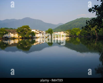 Unesco di cui Hongcun vecchio villaggio con la tradizionale architettura Huizhou in primavera con cielo blu chiaro. Hongcun si trova in vicino di Anhui Huangshan. Foto Stock