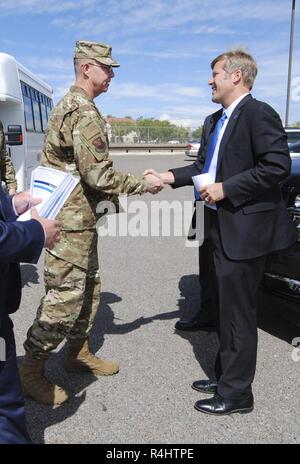 Stati Uniti Air Force Col. Richard Gibbs, 377 Air Base Wing Commander, scuote le mani con Tim Keller, sindaco di Albuquerque, a Kirtland Air Force Base, N.M., Ottobre 2, 2018. Keller ha visitato Kirtland come parte di un tour di immersione. Foto Stock