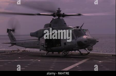 Un UH-1Y Huey elicottero appartenenti al mezzo marino Tiltrotor Squadron 262 (rinforzato), 31 Marine Expeditionary Unit, atterra sul trasporto anfibio USS dock Green Bay (LPD 20), in corso nel Mar della Cina orientale, Sett. 22, 2018. Il trentunesimo MEU, il Marine Corps' solo in modo continuo distribuita MEU, fornisce una forza flessibile pronto per eseguire una vasta gamma di operazioni militari. Foto Stock