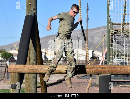 Sgt. Ryan Nelson, assegnato alla 204th Intelligenza militare battaglione, cancella un ostacolo durante la partecipazione al quinto personale annuale Sgt. Joshua M. Mills commando della concorrenza a Air Assault ostacolo corso a Fort Bliss sett. 29, 2018. Foto Stock