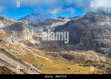 Il sentiero per il rifugio Buellelejoch a Tre Cime di Lavaredo, Dolomiti, Alto Adige Foto Stock