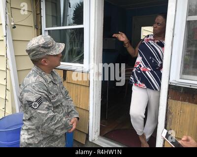 Il personale Sgt. Carlos Vazquez della 104th Fighter Wing Missione Gruppo di supporto, si traduce per aiutare a comunicare la avieri del 104th Fighter Wing e altri partner comunitari sono lì per aiutare. Avieri dal 104th Fighter Wing ha risposto ad aiutare i residenti di Lawrence, Massachusetts che sono stati colpiti dalle esplosioni di gas e incendi. Il aviatori assistito Gas Columbia per distribuire il fuoco e di monossido di carbonio rilevatori come precauzione di sicurezza, 26 settembre 2018. Foto Stock
