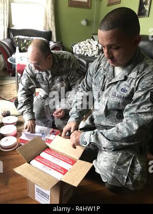 Il personale Sgt. Carlos Vazquez della 104th Fighter Wing Missione Gruppo di supporto, si traduce per aiutare a comunicare la avieri del 104th Fighter Wing e altri partner comunitari sono lì per aiutare. Avieri dal 104th Fighter Wing ha risposto ad aiutare i residenti di Lawrence, Massachusetts che sono stati colpiti dalle esplosioni di gas e incendi. Il aviatori assistito Gas Columbia per distribuire il fuoco e di monossido di carbonio rilevatori come precauzione di sicurezza, 26 settembre 2018. Foto Stock