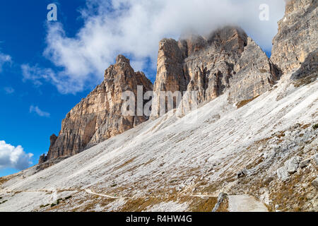 Sentiero escursionistico sotto Tre Cime di Lavaredo, Dolomiti, Alto Adige Foto Stock