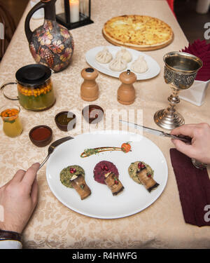 Uomo di mangiare nel ristorante georgiano Foto Stock