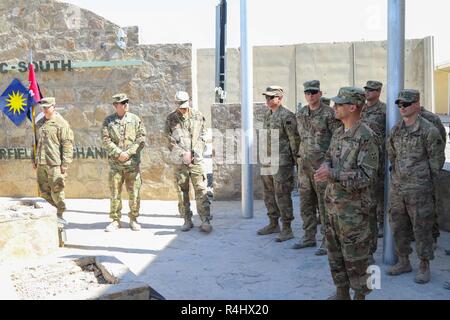 KANDAHAR AIRFIELD, Afghanistan - STATI UNITI Army Sgt. Daniel Fernandez, risorse umane sottufficiale per la seconda della brigata di fanteria combattere la squadra, 4a divisione di fanteria, indirizzi di un gruppo di suoi leader e coetanei, Sett. 30, 2018 dopo la sua cerimonia di promozione a Kandahar Airfield, Afghanistan. Fernandez ha ricevuto solo la promozione sul campo di battaglia in treno, consigliare e assistere Command-South. Foto Stock