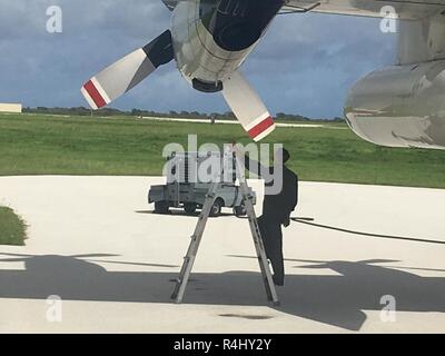 Vari membri dell'equipaggio in tutta la costa della Guardia quattordicesimo distretto si stanno preparando alla testa di Saipan, 26 ottobre, 2018. La HC-130 Hercules equipaggio di aria dalla U.S. Coast Guard Airsta Barbieri punto sarà in conduzione sorvolo per valutare i danni causati dal tifone Yutu mentre il trasporto di altro personale e le forniture per gli sforzi di risposta. Foto Stock