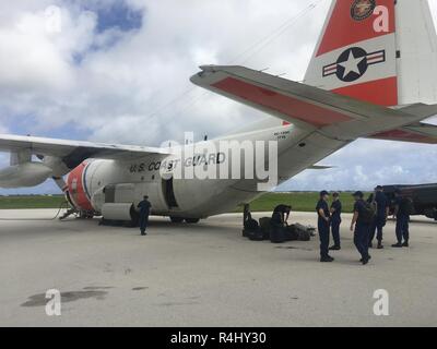 Vari membri dell'equipaggio in tutta la costa della Guardia quattordicesimo distretto si stanno preparando alla testa di Saipan, 26 ottobre, 2018. La HC-130 Hercules equipaggio di aria dalla U.S. Coast Guard Airsta Barbieri punto sarà in conduzione sorvolo per valutare i danni causati dal tifone Yutu mentre il trasporto di altro personale e le forniture per gli sforzi di risposta. Foto Stock