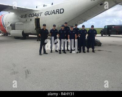 Vari membri dell'equipaggio in tutta la costa della Guardia quattordicesimo distretto si stanno preparando alla testa di Saipan, 26 ottobre, 2018. La HC-130 Hercules equipaggio di aria dalla U.S. Coast Guard Airsta Barbieri punto sarà in conduzione sorvolo per valutare i danni causati dal tifone Yutu mentre il trasporto di altro personale e le forniture per gli sforzi di risposta. Foto Stock