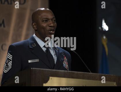 Capo Comandante Sergente della Air Force Kaleth O. Wright parla di mobilità in aria il comando's legacy durante il ponte aereo/nave cisterna Simposio di associazione a Grapevine, Texas, 26 ottobre, 2018. "Il tema di oggi è patrimonio, eroi, e orizzonti", ha detto Wright. "Credo che qualsiasi discussione sul patrimonio effettivamente inizia con gli eroi che hanno reso questo comando quello che è oggi. Eroi che hanno avuto il coraggio di porre alcune domande molto importante come, 'Perché non? Chi altro? E come?"" Wright è andato a discutere i lasciti di personale Sgt. Roy W. Hooe, Airman 1?st? John Cass. L. Levitow, e Tech. Sgt. Richard J. Patton, ea Foto Stock