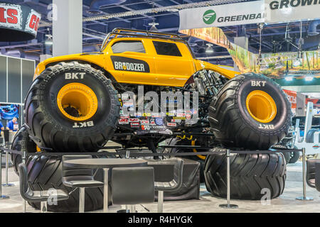 LAS VEGAS NV/STATI UNITI D'America - 2 Novembre 2018: BroDozer, una Ford F-350 Super Duty Crew Cab Monster Truck in apparecchiature speciali Market Association (SEMA). Foto Stock