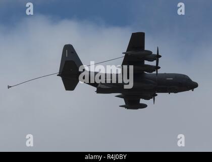 Un MC-130J Commando II, assegnato al XV Special Operations Squadron, esegue un cavalcavia durante il Master Sgt. John Chapman Medal of Honor celebrazione dimostrazione dell'antenna a campo Hurlburt, Florida, 26 ottobre, 2018. Campo Hurlburt ha ospitato una tre-giorni di celebrazione per commemorare il lascito di Chapman, un controller di combattimento che postumo è stato premiato con la medaglia d'onore e promosso a sergente per le sue azioni durante la Battaglia di Takur Ghar, noto anche come Roberts Ridge, nel marzo 2002. Foto Stock