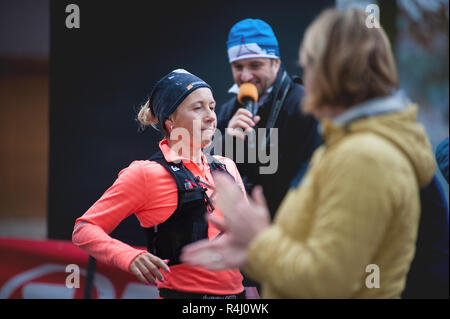 Repubblica ceca, Pilsen, Novembre 2018: Hannah Pilsen Krkavec Trail. Die donna di finire la gara. Foto Stock