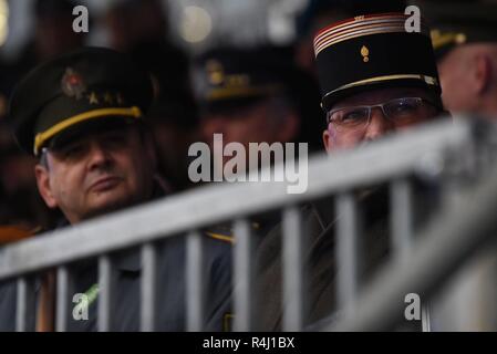 Servizio ceca i membri partecipano in un corteo che segna il centenario Ceca, Praga, Repubblica ceca, 28 ottobre 2018. Stati Uniti Il Segretario della Difesa James N. Mattis osservata dal supporto di visualizzazione; membri del Nebraska e Texas guardie nazionali hanno marciato in un colore comune di protezione. (DOD Foto Stock