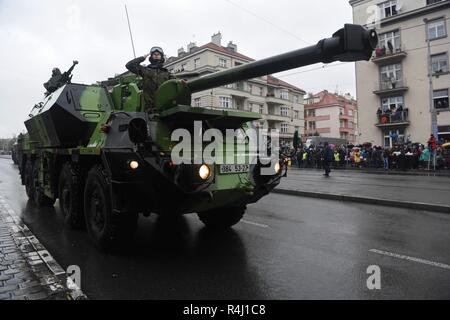 Servizio ceca i membri partecipano in un corteo che segna il centenario Ceca, Praga, Repubblica ceca, 28 ottobre 2018. Stati Uniti Il Segretario della Difesa James N. Mattis osservata dal supporto di visualizzazione; membri del Nebraska e Texas guardie nazionali hanno marciato in un colore comune di protezione. (DOD Foto Stock