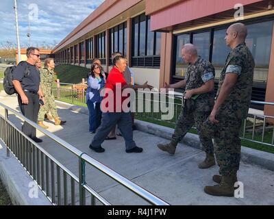 TINIAN, Repubblica della Mariana Islands settentrionale (ott. 28, 2018) - Repubblica della Mariana Islands settentrionale Gov. Ralph Torres incontra Col. Brent Bien, Marine Corps attività Guam officer in carica e Federal Emergency Management Agency funzionari per discutere gli interventi di soccorso di Tinian seguenti Super Typhoon Yutu ott. 28. I membri del servizio dalla regione di giunzione e Marianne Indo-pacifico comando sono fornendo del Dipartimento della Difesa di supporto alla CNMI's civile e funzionari locali come parte del FEMA-supportato Super Typhoon Yutu uno sforzo di recupero. Foto Stock