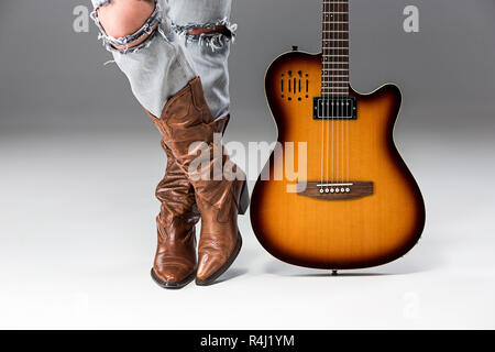 Gambe in jeans e stivali da cowboy Foto Stock