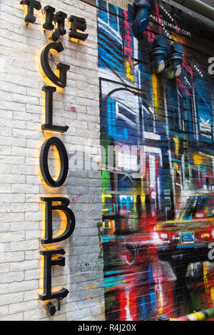 Murale fuori il mondo pub, Soho, centrale, Isola di Hong Kong, Hong Kong, Cina Foto Stock