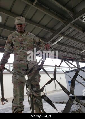 Stati Uniti Il personale dell'esercito Sgt. Avory Edmond, ingegnere xv Co., ingegnere xix battaglione, xx brigata ingegnere prepara un pallet per la spedizione come l'unità 21 inizia a prepararsi per una possibile implementazione insieme il sud-ovest della regione di confine a sostegno dei locali, statali e federali di perseguimento penale. Foto Stock