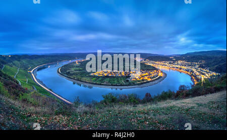 Pittoresca ansa del fiume Reno vicino alla città di Boppard al tramonto, in Germania, in Renania Palatinato Foto Stock