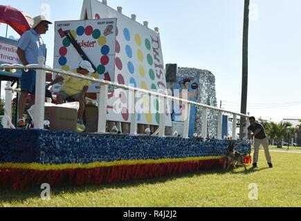 KEY WEST, Fla. (ott. 27, 2018) un militare cane da lavoro Grim e il suo gestore Master in corrispondenza di bracci 2a classe Kyle Vescovo cerca Fantasy Fest parade galleggianti per la fabbricazione di esplosivi. Ogni anno, Naval Air Station Key West MWD del team assiste la città di Key West in preparazione per la parata, il culmine dei dieci giorni di festival che attira circa 60.000 persone per l'isola. NAS Key West è una struttura all'avanguardia per aria-aria combattimento Fighter Aircraft di tutti i servizi militari e fornisce world-class pierside a sostegno degli Stati Uniti e stranieri di navi militari. Foto Stock