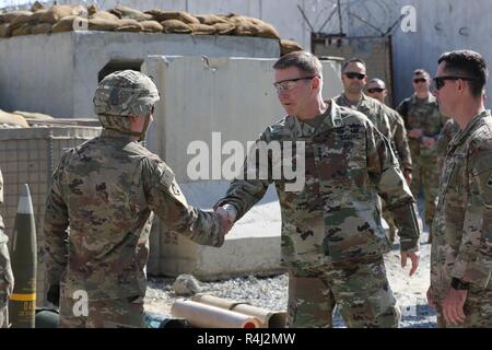 Provincia di Laghman, Afghanistan (27 ottobre 2018) - gen. James C. McConville, Vice Capo di Stato Maggiore dell esercito, saluta il personale Sgt. Dylan Walsh, un cannone membro dell'equipaggio e Las Vegas, Nevada native dal 2° Battaglione, XII settore reggimento di artiglieria, 1° Stryker Brigade Combat Team, 4a divisione di fanteria durante la sua visita al treno, consulenza, assistenza, il comando est sede centrale. Foto Stock