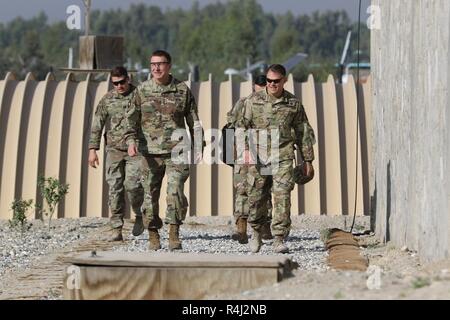 Provincia di Laghman, Afghanistan (27 ottobre 2018) - gen. James C. McConville, Vice Capo di Stato Maggiore dell esercito, visite Brig. Gen. John W. Brennan, Treno, consulenza, assistenza, il comando est commander, leader e i soldati in Afghanistan orientale. Foto Stock