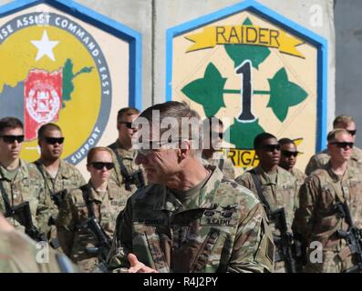 Provincia di Laghman, Afghanistan (27 ottobre 2018) - gen. James C. McConville, Vice Capo di Stato Maggiore dell esercito, premi i soldati dal 1° Stryker Brigade Combat Team, 4a divisione di fanteria con il prestigioso "Vice Capo di Stato Maggiore dell Esercito' gettone per la loro continuità di servizio e dedizione al funzionamento della libertà sentinella e risoluta di supporto alla missione. McConville ha ringraziato i raider per il loro duro lavoro e li ha incoraggiati a fine forti. Foto Stock