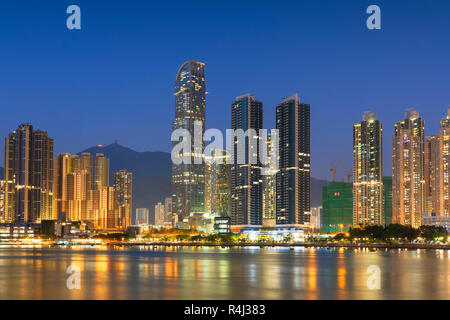 Skyline di Tsuen Wan con Nina Tower al tramonto, Tsuen Wan, Hong Kong, Cina Foto Stock