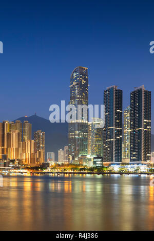 Skyline di Tsuen Wan con Nina Tower al tramonto, Tsuen Wan, Hong Kong, Cina Foto Stock