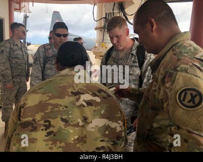 SAIPAN, Repubblica della Mariana Islands settentrionale - riserva di esercito di Spc. Luis Macaranas, destra, un soldato con il 302nd Quartermaster Company, 9 Supporto missione comando, verifica le informazioni di stati uniti Il personale dell'Air Force arrivando a Francisco C. Ada Aeroporto Internazionale come parte della reception, staging, movimento di andata e di integrazione (RSOI) processo, 28 ottobre. I membri del servizio dalla regione di giunzione e Marianne Indo-pacifico comando sono fornendo il Dipartimento della Difesa sostegno alla Repubblica della Mariana Islands settentrionale' civile e funzionari locali come parte del FEMA-Typhoo supportati Foto Stock