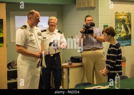 SHREVEPORT, La. (Ottobre 29 2018) della Cmdr. Rob Lightfoot, comandante della USS Laboon (DDG 58) e Shreveport native, riunisce con la Dottoressa Sandra McCalla, suo ex principale, durante una visita alla sua alma mater, Capitano Shreve High School come parte di Shreveport / Bossier City Navy settimana. Navy settimane sono progettati per collegare il pubblico con i marinai della marina militare, i programmi e le apparecchiature in tutto il paese. Ogni anno, America's Navy viene a casa a circa 15 città in tutto il paese per mostrare gli Americani perché avente una forte Marina è critica per il modo americano di vita. Foto Stock