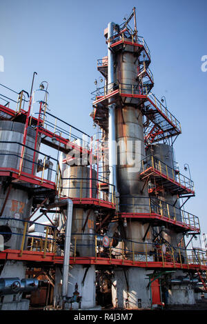 Colonne di distillazione del carburante sulla produzione Foto Stock