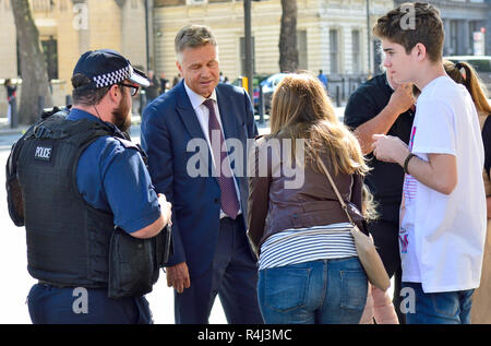 Andy Bell - Editor di politici, Canale 5 News - al di fuori di Downing Street, 2018. Parlando di forze di polizia e una famiglia dopo una giovane ragazza è stato urtato da suo Foto Stock