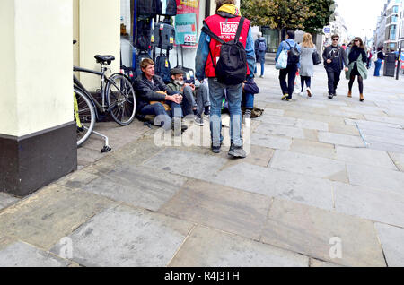 Grande problema venditore parlando di senzatetto di uomini in The Strand, Londra, Inghilterra, Regno Unito. Foto Stock