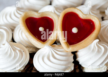 French vanilla meringue cookies e due Cuori dolci Foto Stock