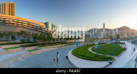 West Kowloon High Speed Rail Station e sullo skyline, Kowloon, Hong Kong Foto Stock