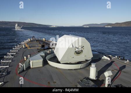 Di sua maestà la nave canadese (HMCS) VILLE DE QUÉBEC segue le navi da guerra della NATO in un il fiordo di Trondheim durante l'esercizio TRIDENT frangente il 29 ottobre 2018. Foto Stock