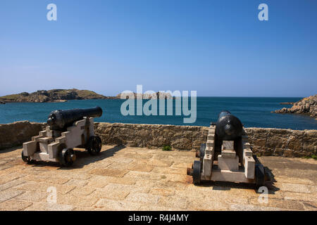 Batteria di cannoni montati sui bastioni di Cromwell's Castle, proteggendo l'ingresso al nuovo porto di Grimsby, Tresco, isole Scilly, REGNO UNITO Foto Stock