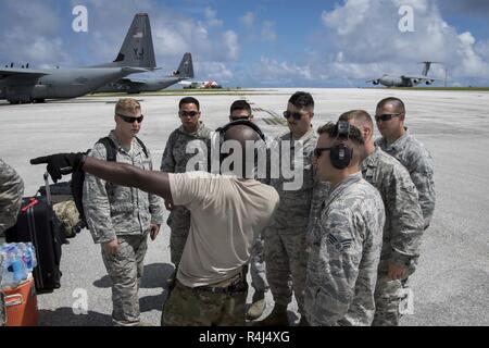 Il personale Sgt. Marcus Wright, 36th Airlift Squadron loadmaster, dare un briefing sulla sicurezza ai membri della trentaseiesima ingegnere civile Squadron prima di un volo di Saipan, Repubblica della Mariana Islands settentrionale, 28 ottobre 2018, presso Andersen Air Force Base, Guam. I membri del servizio dalla regione di giunzione e Marianne Indo-pacifico comando sono fornendo il Dipartimento della Difesa sostegno alla Repubblica della Mariana Islands settentrionale' civile e funzionari locali come parte del FEMA-supportato Typhoon Yutu gli sforzi di recupero. Foto Stock