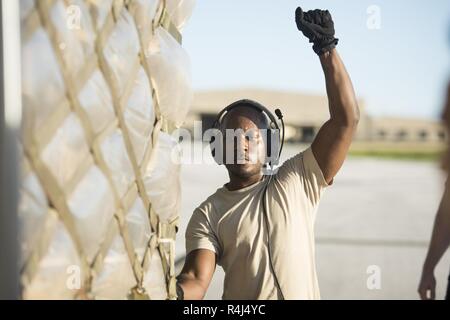 Il personale Sgt. Marcus Wright, 36th Airlift Squadron loadmaster, guide di attrezzature per la depurazione dell'acqua su una C-130J Super Hercules, 28 ottobre 2018, presso Andersen Air Force Base, Guam. I membri del servizio dalla regione di giunzione e Marianne Indo-pacifico comando sono fornendo il Dipartimento della Difesa sostegno alla Repubblica della Mariana Islands settentrionale' civile e funzionari locali come parte del FEMA-supportato Typhoon Yutu gli sforzi di recupero. Foto Stock