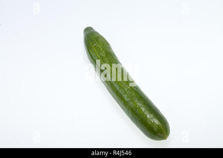 Il cetriolo verde isolato su sfondo bianco Foto Stock