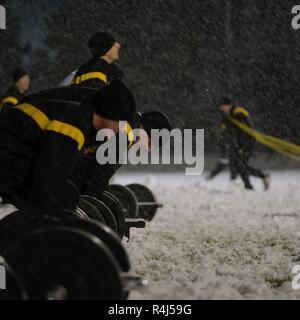 Soldati di tutto Fort Carson eseguire la forza deadlift esercizio dal futuro Army Combat Fitness Test accanto al Segretario dell'esercito il dottor Mark Esper a Fort Carson, Colo., Ottobre 31, 2018. Esper e Fort Carson soldati eseguita quattro dei sei esercizi dal futuro ACFT, che include anche la potenza permanente buttare, mano-release spinta in su, Sprint/trascina/trasportare, gamba tuck e a 2 miglio di corsa. Foto Stock