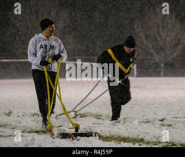 Soldati di tutto Fort Carson eseguire la sprint/trascina/trasportare un esercizio dal futuro Army Combat Fitness Test con il Segretario dell'esercito il dottor Mark Esper a Fort Carson, Colo., Ottobre 31, 2018. Esper e Fort Carson soldati eseguita quattro dei sei esercizi dal futuro ACFT, che include anche la potenza permanente buttare, mano-release spinta in su, forza deadlift, gamba tuck e a 2 miglio di corsa. Foto Stock