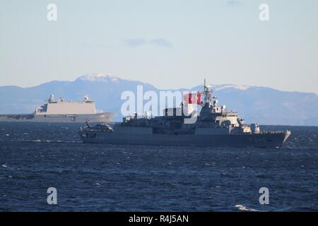 Fregata turca TCG Oruçreis (anteriore) Vele passato olandese nave anfibio HNLMS Johan de Witt durante la capacità della NATO di dimostrazione durante l'esercizio Trident frangente 2018 il 30 ottobre 2018. Con circa 50.000 personale partecipante in Trident frangente 2018, è uno dei più grandi esercitazioni NATO negli ultimi anni. Circa 250 velivoli, 65 navi e più di 10.000 veicoli sono coinvolti nell'esercizio in Norvegia. Foto Stock